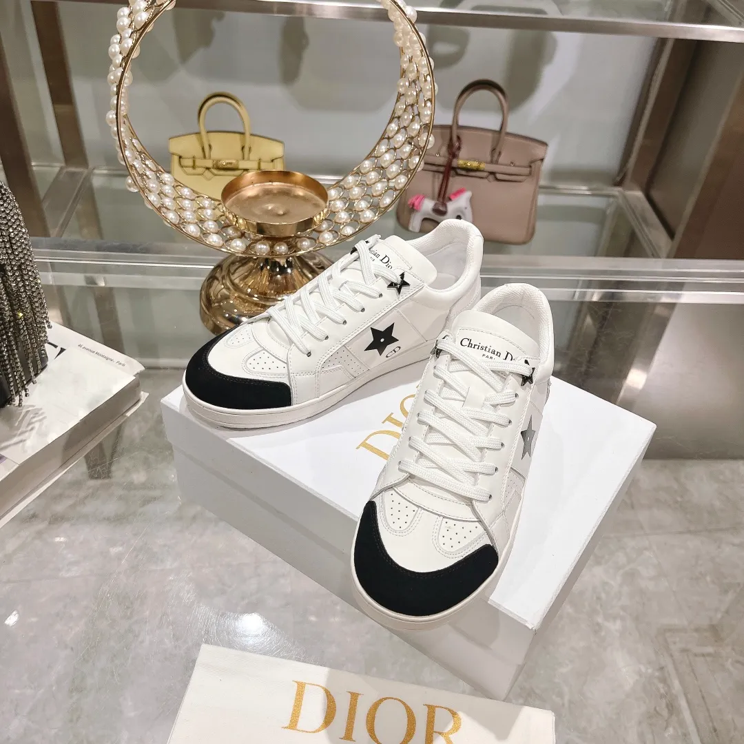 👟👟Ex-factory price 560👟👟Dior2024 new white shoes, Dior Dior Star women's sports shoes, very light summer white shoes. The upper is carefully made of imported suede, decorated with tonal suede panels, metal stars decorate the lace eyelets, and breathable mesh inside. The upper is punched and designed not to stuffy the feet. It is equipped with Christian Dior logo and thin soles. The thick sole is suitable for all seasons! Size: 35-41 (40 and 41 are customized and cannot be returned or exchanged)